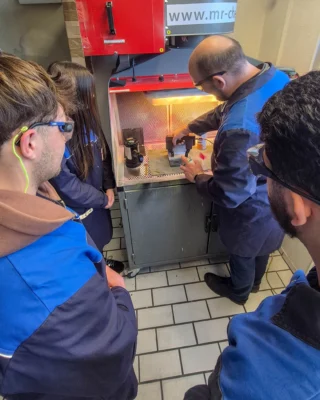 🔍 Technik erleben, Zukunft gestalten

Wie sieht Ausbildung bei uns aus? Ganz nah dran – praxisorientiert und anschaulich! Unsere Azubis durften live miterleben, wie Werkstoffe auf Herz und Nieren geprüft werden – und das ganz ohne sie zu beschädigen. 🧪

Im Fokus der Schulung standen die Verfahren der zerstörungsfreien Prüfung (NDT): Eindringprüfung und Magnetpulverprüfung. Schritt für Schritt erklärte Roman Dörn den kompletten Ablauf – direkt an den Testkörpern aus der Praxis.

Einblicke wie diese zeigen: Wer bei uns einsteigt, lernt von Anfang an mit und an der Praxis.

👉 Du willst auch Teil unseres Teams werden? Jetzt informieren & bewerben!

#NDT #Ausbildung2025 #Technikbegeistert #KarriereStart #ZukunftGestalten #Teamwork #Magnetpulverprüfung #Eindringprüfung
_________

🔍 Experience technology – shape the future

What does training look like at our company? Hands-on, practical, and right in the middle of the action! Our apprentices got to experience live how materials are tested thoroughly – without causing any damage. 🧪

This training focused on non-destructive testing (NDT) methods: penetrant testing and magnetic particle testing. Roman Dörn guided them step by step through the entire process – working directly on real components.

Insights like these show: when you start with us, you learn from day one – in practice, not just in theory.

👉 Want to be part of the team? Learn more & apply now!

#NDT #Apprenticeship2025 #EngineeringPassion #CareerStart #ShapeTheFuture #Teamwork #MagneticParticleTesting #PenetrantTesting