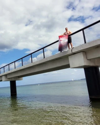 Holiday greetings from the Baltic Sea!

Our marketing manager Patrick braved the North German summer the last two weeks – with wind in his face, rain showers from the side and a ‘pleasant’ water temperature of 18 degrees. 🌬️🌧️

But: with the MR towel firmly in his hand and a smile on his face – you can still enjoy a real holiday atmosphere even with little sunshine. :)
__________

Urlaubsgrüße von der Ostsee!

Unser Marketingleiter Patrick trotzte dem norddeutschen Sommer die letzten beiden Wochen – mit Wind im Gesicht, Regenschauern von der Seite und "angenehmen" 18 Grad Wassertemperatur. 🌬️🌧️

Aber: Das MR-Handtuch fest in der Hand und das Lächeln sitzt – echte Urlaubsstimmung geht eben auch mit nur wenig Sonnenschein. :)
