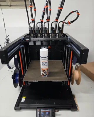 Visiting 3Dpersolutions – with the Build Plate Cleaner in tow 🧼

Last week, we had the opportunity to present our Build Plate Cleaner directly on site at @3dpersolutions – and were able to demonstrate live what our cleaner is really capable of.

Particularly exciting: even stubborn TPU residues could be easily removed from the @josefprusa build plate. Until now, this had not been possible for the team using isopropanol alone.

TPU (thermoplastic polyurethane) is extremely flexible and resistant – but that is precisely what makes it so difficult to remove. So it's all the more satisfying that our Build Plate Cleaner was able to impress here!

Many thanks to the team at 3D PerSolutions for the open exchange and their interest!
__________

Zu Gast bei 3Dpersolutions – mit dem Build Plate Cleaner im Gepäck 🧼

Letzte Woche hatten wir die Gelegenheit, unseren Build Plate Cleaner direkt vor Ort bei 3Dpersolutions vorzustellen – und konnten live zeigen, was unser Reiniger wirklich draufhat.

Besonders spannend: Selbst hartnäckige TPU-Rückstände ließen sich problemlos von der Druckplatte des PRUSA Druckers entfernen. Bisher war das für das Team mit Isopropanol allein nicht möglich.

TPU (thermoplastisches Polyurethan) ist zwar extrem flexibel und widerstandsfähig – aber genau das macht es auch so schwer zu entfernen. Umso schöner, dass unser Build Plate Cleaner hier überzeugen konnte!

Vielen Dank an das Team von 3Dpersolutions für den offenen Austausch und das Interesse!