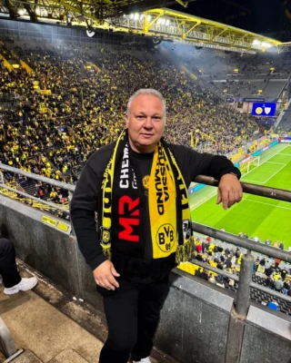 🎉 It’s Champions League night again – this time BVB is taking on their next opponent away from home! ⚽
While we cheer from afar, we’re looking back at the last Champions League home game in Dortmund. From the heart of the Signal Iduna Park, Dirk Kaiser, COO of the SectorCert GmbH certification body, sent us his warm greetings – proudly wearing the BVB x MR Chemie scarf.
Thank you for the great moment, Mr. Kaiser – and best of luck to Borussia Dortmund tonight! 💪🖤💛
_________
🎉 Heute Abend ist es wieder so weit – der BVB greift erneut in der Champions League an, diesmal allerdings auswärts! ⚽
Während wir dem Team die Daumen drücken, blicken wir zurück auf das letzte Champions League Heimspiel im Signal Iduna Park: Mitten im schwarz-gelben Fußballfieber – und bestens ausgestattet mit dem BVB x MR Chemie Schal – hat Dirk Kaiser, operativer Leiter der Zertifizierungsstelle SectorCert GmbH, uns Grüße direkt aus dem Stadion gesendet.
Danke für diesen starken Moment, Herr Kaiser – und allen Borussen heute viel Erfolg! 💪🖤💛
#ChampionsLeague #BVB #BorussiaDortmund #MRChemie #SectorCert #FootballPassion #UCL #BlackAndYellow