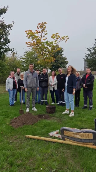 Tree planting challenge – we're in! 🌳

The guys from @ahse.festival nominated us – and of course, we couldn't pass up a challenge like this. Within the specified 72 hours, we planted a maple tree on our company premises. A strong symbol of sustainability that will stay with us for a long time to come.

Now we're passing the baton on to:
👉 @busemanngmbh from Bergkamen
👉 Kalkhof Absaugtechnik from Unna

The rules are very simple:
⏳ You have 72 hours to plant a tree yourself.
☕ If you don't manage it, you have to treat our MR staff to breakfast.

We are excited to see how you do – and to be honest: we are very happy about trees, but we are also happy about breakfast. 😉
__________

Baumpflanz-Challenge – wir sind dabei! 🌳

Die Jungs von @ahse.festival haben uns nominiert – und klar, so eine Aufgabe lassen wir uns nicht entgehen. Innerhalb der vorgegebenen 72 Stunden haben wir auf unserem Firmengelände einen Ahorn gepflanzt. Ein starkes Zeichen für Nachhaltigkeit, das uns noch lange begleiten wird.

Jetzt geben wir den Staffelstab weiter an:

👉 die Firma @busemanngmbh aus Bergkamen
👉 die Firma Kalkhof Absaugtechnik aus Unna

Die Regeln sind ganz einfach:
⏳ Ihr habt 72 Stunden Zeit, selbst einen Baum zu pflanzen.
☕ Wer das nicht schafft, muss unserer MR-Belegschaft ein Frühstück spendieren.

Wir sind gespannt, wie ihr euch schlagt – und ganz ehrlich: Über Bäume freuen wir uns sehr, über Frühstück aber auch. 😉

#mrchemie #challenge #platingtrees #reflecon #unna #bergkamen #kalkhof #busemann