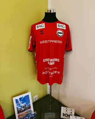 We have a new model on the team! It's sporty, doesn't sweat and looks damn good. 👕

The current ASV jersey has taken its place of honour in the entrance area. We think our logo on the sleeve really completes the players' biceps. 😉

Hanging with us, rocking in the hall. Come on, ASV! We wish you continued success for the current season!
__________

Wir haben ein neues Model im Team! Es ist sportlich, schwitzt nicht und sieht verdammt gut aus. 👕

Das aktuelle ASV-Trikot hat seinen Ehrenplatz im Eingangsbereich bezogen. Wir finden ja: Unser Logo auf dem Ärmel macht den Bizeps der Spieler erst so richtig komplett. 😉

Hängt bei uns, rockt in der Halle. Auf geht’s, ASV! Weiterhin viel Erfolg für die laufende Saison!

@asvhamm