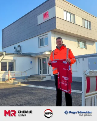🏐🤝 A strong network – beyond the world of sports.
Sometimes the strength of a network reveals itself in everyday moments.

This week we had the pleasure of welcoming professional athlete Jan Brosch from @asvhamm to our site together with @hugoschneider_gmbh. While Hugo Schneider is currently finalizing the last construction work related to our new filling facility on our premises, “Broschi” is taking the opportunity, as part of his studies, to gain insights into coordination processes at Hugo Schneider alongside his professional sports career and to develop perspectives for life after professional athletics.

A strong network often becomes a decisive factor here: Connections formed through sports can open doors to different companies, provide valuable practical insights and pave the way for new professional paths.
_________

🏐🤝 Ein starkes Netzwerk – auch über den Sport hinaus.
Manchmal zeigt sich die Stärke eines Netzwerks ganz nebenbei im Alltag.

In dieser Woche durften wir den Profisportler Jan Brosch vom ASV Hamm-Westfalen gemeinsam mit der Hugo Schneider GmbH bei uns auf dem Gelände begrüßen. Während Hugo Schneider die letzten Umbaumaßnahmen rund um unsere neue Abfüllanlage auf unserem Gelände finalisiert, nutzt „Broschi“ im Rahmen seines Studiums aktuell die Gelegenheit, neben dem Profisport Einblicke in die Koordination bei Hugo Schneider zu gewinnen und Perspektiven für die Zeit nach der aktiven Profisportkarriere zu entwickeln.

Ein großes Netzwerk ist hier oft ein entscheidender Faktor: Verbindungen aus dem Sport können Türen zu verschiedenen Unternehmen öffnen, ermöglichen wertvolle Einblicke in die Praxis und ebnen neue berufliche Wege.

#networking #sportandbusiness #careeraftersports #partnership #industryconnections #teamwork #businessnetwork #careerdevelopment