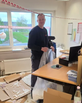 A milestone birthday can’t be outsmarted.
Even though Tobi strategically planned his vacation around his 30th birthday, he still couldn’t escape an MR-style surprise! 😉

Back at the office, the first surprise was waiting: a “redecorated” workspace that had to be restored to its original state first. And then, of course, the most important part: the gift presentation surrounded by the team.

Dear Tobi – once again, happy 30th birthday! 🎂
_________

Ein runder Geburtstag lässt sich nicht austricksen.
Auch wenn Tobi strategisch klug Urlaub rund um seinen 30. Geburtstag genommen hat, an einer MR-Überraschung ist er trotzdem nicht vorbei gekommen!😉

Zurück im Büro die erste Überraschung: ein „umgestalteter“ Arbeitsplatz, der zunächst wieder in den Ursprungszustand versetzt werden durfte. Danach natürlich das Wichtigste: die Geschenkübergabe im Kreise der Mitarbeiter.

Lieber Tobi, auch über diesen Weg: Alles Gute zum 30.! 🎂

#happybirthday #companyculture #surprise #milestone #celebration