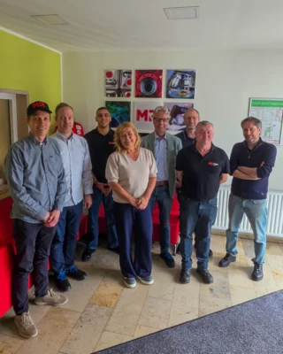 International exchange, hands-on training and strong partnerships at MR Chemie. 🌍🔍
This week, international distribution partners from various European countries are visiting our headquarters in Unna for an intensive dealer training and professional exchange.

The focus is on practical product training, technical topics, applications and solutions in the field of non-destructive testing, as well as the presentation of our new production line.

Beyond products and technologies, the main focus is on direct exchange, sharing experiences from different markets and strengthening long-term international partnerships through personal dialogue.

Representatives from the following companies are participating:

@ndtnordic (Norway)
AQUA Chemie (Czech Republic)
DANSK NDT (Denmark)
NDT Benelux (Netherlands)

A big thank you to all participants for the valuable discussions and the great exchange! 🤝
________

Internationaler Austausch, praxisnahe Schulungen und starke Partnerschaften bei MR Chemie. 🌍🔍
In dieser Woche sind internationale Vertriebspartner aus verschiedenen europäischen Ländern zu einer intensiven Händlerschulung und zum fachlichen Austausch an unserem Standort in Unna zu Gast.

Im Mittelpunkt stehen praxisnahe Produktschulungen, technische Fachthemen, Anwendungen und Lösungen rund um die zerstörungsfreie Prüfung sowie die Vorstellung unserer neuen Anlage.

Neben Produkten und Technologien geht es vor allem um den direkten Austausch, Erfahrungen aus unterschiedlichen Märkten und die Stärkung langfristiger internationaler Partnerschaften durch persönlichen Dialog.

Mit dabei sind Vertreter von
NDT Nordic (Norwegen)
AQUA Chemie (Tschechien)
DANSK NDT (Dänemark)
NDT Benelux (Niederlande)

Vielen Dank an alle Teilnehmer für die spannenden Gespräche und den wertvollen Austausch! 🤝

#mrchemie #ndt #zfp #nondestructivetesting #dealertraining #partnership #internationalbusiness #industrialquality #ndtmaterials #inspectiontechnology