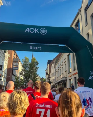 20 years of the AOK company run, 20 participants from MR Chemie taking part – couldn’t have been better timing. 🎉👟
This year, we once again joined the AOK Company Run in Unna with a motivated team and plenty of energy. Together, our participants took on the 5.5 km course in perfect weather and with great team spirit all along the route. 🌞

And for everyone swiping all the way to the last slide:
There’s a little running gag waiting there. Let’s just say our cold drinks made a rather unexpected early exit on the way. 🥤💥
Some would call it material failure. We call it advanced team bonding. 😄 Of course, the resulting “damage” was professionally and residue-free cleaned up. Having the right products on your team definitely helps. 😉

A big thank you to everyone who ran, cheered and made the event such a great experience. We’re already looking forward to next year! 🙌
________

20 Jahre AOK Firmenlauf, 20 Teilnehmerinnen und Teilnehmer von MR Chemie am Start – besser hätte das Timing kaum sein können. 🎉👟
Beim diesjährigen AOK-Firmenlauf in Unna waren wir wieder mit voller Energie dabei. Gemeinsam ging es für unser Team auf die 5,5 Kilometer lange Strecke – begleitet von bestem Wetter, guter Stimmung und jeder Menge Teamspirit entlang der Strecke. 🌞

Und für alle, die bis zum letzten Slide durchklicken:
Dort wartet noch ein kleiner Running-Gag des Abends. Sagen wir mal so – die mitgebrachten Kaltgetränke haben unterwegs einen etwas… abrupten Ausstieg hingelegt. 🥤💥
Manche würden von einem Materialversagen sprechen. Wir nennen es Teambuilding unter erschwerten Bedingungen. 😄 Der entstandene „Schaden“ wurde selbstverständlich fachmännisch und rückstandsfrei beseitigt. Man verlässt sich eben auf die richtigen Produkte im Team. 😉

Danke an alle Kolleginnen und Kollegen, die mitgelaufen, angefeuert und den Abend mitgestaltet haben. Wir freuen uns jetzt schon auf das nächste Jahr! 🙌

#MRchemie #AOKFirmenlauf #Firmenlauf #Unna #TeamMR #Teamspirit #Running #CompanyRun #Laufen #GemeinsamStark #CorporateCulture #RunningCommunity #Ruhrgebiet #20Jahre #GoodVibesOnly