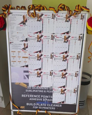 ⚽🏆 World Cup fever in our departments! 🏆⚽

We’re not just getting excited about the upcoming World Cup – we’re also busy placing our bets. We’ve set up a large betting board in the entrance area and decorated it festively to match the tournament.

Now the race for the top of the table is on: who will prove to have the best goal-scoring instinct, who will land the most spot-on predictions, and who will rise to the top with their forecasts? 🎯

Between favourites’ victories, surprise upsets and potential last-minute miracles, we’ll see who ultimately deserves the win for the most accurate predictions.

We’re excited to see which experts will come out on top in the department competition – and we’ll of course keep you updated. ⚽😉
__________

⚽🏆 WM-Fieber in unseren Abteilungen! 🏆⚽

Zur anstehenden WM wird bei uns nicht nur mitgefiebert, sondern auch fleißig getippt. Dafür haben wir im Eingangsbereich eine große Tipp-Tafel aufgestellt und passend zum Turnier festlich dekoriert.

Nun läuft das Rennen um die Tabellenführung: Wer beweist den besten Torinstinkt, wer landet die meisten Volltreffer und wer spielt sich mit seinen Prognosen an die Spitze? 🎯

Zwischen Favoritensiegen, Überraschungscoups und möglichen Nachspielzeit-Wundern wird sich zeigen, wer am Ende den Sieg für die treffsichersten Tipps verdient.

Wir sind gespannt, welche Expertinnen und Experten sich im Abteilungsrennen durchsetzen werden – und halten euch natürlich auf dem Laufenden. ⚽😉