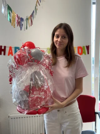 🎉 We recently had something to celebrate at MR Chemie: our very own Alexia turned 20! 🎂
 
Of course, we couldn’t just let this milestone pass us by. So, without further ado, we transformed her workspace into a birthday zone with creative ideas, little surprises and a good dose of humour. 😄
 
Belated happy birthday once again, dear Alexia!
 
For this new year of your life, we wish you good health, happiness and lots of wonderful moments. 🎈🥳
 
_________
 
🎉 Vor Kurzem gab es bei MR Chemie etwas zu feiern: Unsere Alexia ist 20 Jahre alt geworden! 🎂
 
Natürlich konnten wir diesen Meilenstein nicht einfach vorbeiziehen lassen. Deshalb wurde ihr Arbeitsplatz kurzerhand mit kreativen Ideen, kleinen Überraschungen und einer guten Portion Humor in eine Geburtstagszone verwandelt. 😄
 
Noch einmal alles Gute nachträglich, liebe Alexia!
 
Für dein neues Lebensjahr wünschen wir dir Gesundheit, Glück und viele schöne Momente. 🎈🥳