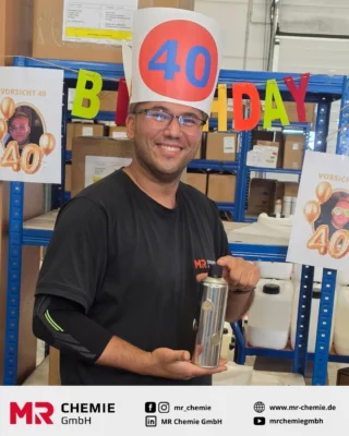 🎉 Another milestone birthday at MR Chemie!
 
Last weekend, our very own Oussama celebrated his 40th birthday. 🎂🥳
 
As Oussama loves going for a swim, his colleagues gave him a very special present: a small children’s paddling pool. 🏊‍♂️😂
 
Whether the pool is intended for Oussama himself or rather for his children remains to be seen. In any case, the gift certainly caused a few laughs. 😉
 
Dear Oussama, we’d like to take this opportunity to wish you a very happy 40th birthday once again! We wish you good health, happiness and lots more fun – at MR Chemie and, of course, when you’re out swimming.
 
 
_________
 
 
🎉 Der nächste runde Geburtstag bei MR Chemie!
 
Am vergangenen Wochenende feierte unser Oussama seinen 40. Geburtstag. 🎂🥳
 
Da Oussama sehr gerne schwimmen geht, bekam er von seinen Kolleginnen und Kollegen ein ganz besonderes Geschenk: einen kleinen Kinderpool. 🏊‍♂️😂
 
Ob der Pool für Oussama selbst gedacht ist oder doch eher für seine Kinder, bleibt wohl offen. Für einige Lacher hat das Geschenk auf jeden Fall gesorgt. 😉
 
Lieber Oussama, auch auf diesem Weg noch einmal alles Gute zum 40. Geburtstag! Wir wünschen dir viel Gesundheit, Glück und weiterhin jede Menge Spaß – bei MR Chemie und natürlich beim Schwimmen.