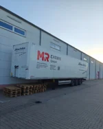 For over a year now, the MR Chemie-branded semi-trailer from our partner Jäschke Lagerei & Verwaltung has been travelling the region’s roads. We are delighted that it is now parked right here at our warehouse on the MR site – ensuring that the next batch of products can once again be dispatched to customers swiftly.

We’d like to thank Jäschke for the great partnership and look forward to working together in the future! 
__________

Schon seit über einem Jahr fährt der MR Chemie gebrandete Auflieger unseres Partners Jäschke Lagerei & Verwaltung mittlerweile durch die Straßen der Region. Aktuell dürfen wir uns darüber freuen, dass dieser direkt bei uns am Lager auf dem MR-Gelände steht - damit auch die nächsten Produkte wieder schnell auf den Weg zum Kunden gebracht werden können.

Wir bedanken uns bei Jäschke für die tolle Partnerschaft und freuen uns auf die gemeinsame, kommende Zeit!