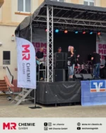 A strong region, a strong community: Summer Festival in Unna-Massen!

As a company, we operate worldwide – but our roots are here, and this is where our hearts lie. That made it all the more wonderful to join in the celebrations at the Summer Festival on Massen’s village square last Saturday!

A huge compliment and a big thank you to the three organisers who created this wonderful setting for the neighbourhood and local businesses: SG Massen, the Massen Trade Association and the Massen Shooting Club.

As well as good conversation, great music and the odd cold drink at the cocktail bar, the event was all about one thing above all else: bringing people together and fostering a sense of community in our region.

We’re already looking forward to the next one!

__________

Starke Region, starke Gemeinschaft: Sommerfest in Unna-Massen!

Als Unternehmen sind wir weltweit unterwegs – aber unsere Wurzeln und unser Herz schlagen hier vor Ort. Umso schöner war es, am vergangenen Samstag gemeinsam auf dem Gemeindeplatz Massen beim Sommerfest mitzufeiern!

Ein großes Kompliment und Danke an die drei Organisatoren, die diesen großartigen Rahmen für die Nachbarschaft und das lokale Gewerbe geschaffen haben: SG Massen, Gewerbeverein Massen & Schützenfverein Massen.

Neben guten Gesprächen, bester Musik und dem einen oder anderen Kaltgetränk an der Cocktailbar ging es vor allem um eins: Begegnung und Zusammenhalt in unserer Region.

Wir freuen uns schon auf das nächste Mal!