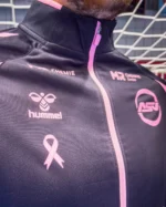 Unser Partner ASV Hamm-Westfalen läuft morgen beim Heimspiel gegen den TuS N-Lübbecke in besonderen Pink-Oktober-Jacken von @hummel_de ein – für einen wichtigen Zweck.

Nach dem Einlaufen werden die getragenen Jacken von den Spielern signiert und über United Charity versteigert. Der gesamte Erlös geht an Brustkrebs Deutschland e. V.  @prognoseleben 

Auch unser MR Chemie Logo ist neben weiteren Partnern auf den Jacken zu sehen. Dabei ist wichtig wofür die Jacken stehen: Aufmerksamkeit für Brustkrebs schaffen und die Arbeit rund um "Prognose Leben" unterstützen.

Eine starke Aktion, bei der wir sehr gerne dabei sind. 🩷

Wir hoffen auf viele Gebote und eine möglichst große Spendensumme!

https://brustkrebsdeutschland.de/

#Pinktober #Brustkrebs #ASVHammWestfalen #GemeinsamGegenBrustkrebs #MRchemie